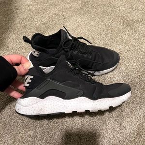 Black/White Nike Huarache